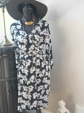Alfani Black and White Floral Wrap Dress With Pockets